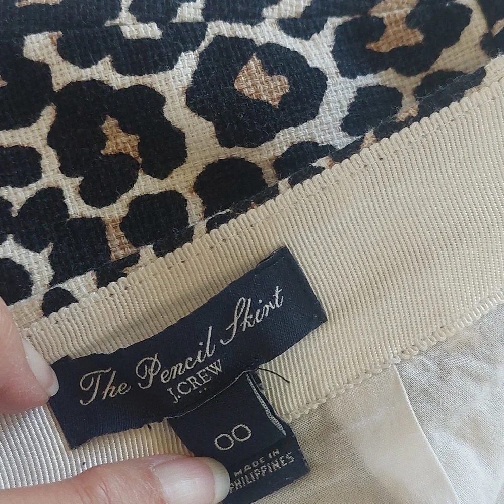 J. Crew Leopard Print Mini Skirt — Black, White & Tan.Bild leopard Print .